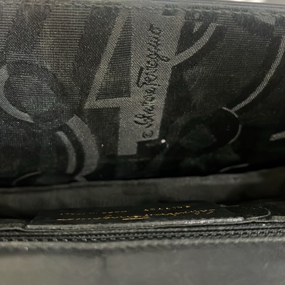 Salvatore Ferragamo Gancini wood logo shoulder bag. Black leather with wood logo - Picture 17 of 17